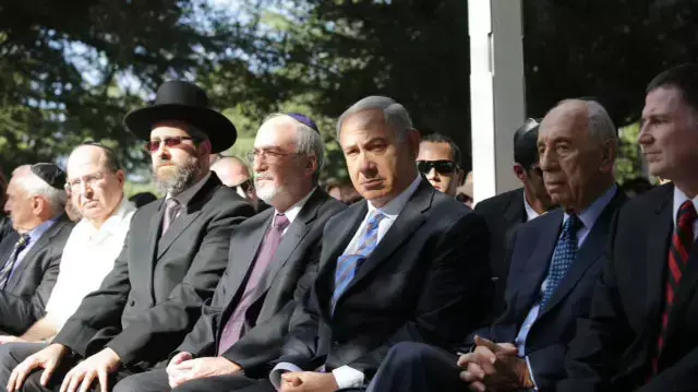 יולי אדלשטיין, שמעון פרס, בנימין נתניהו ואשר גרוניס בטקס האזכרה הממלכתי של יצחק רבין יולי אדלשטיין, שמעון פרס, בנימין נתניהו ואשר גרוניס בטקס האזכרה הממלכתי של יצחק רבין