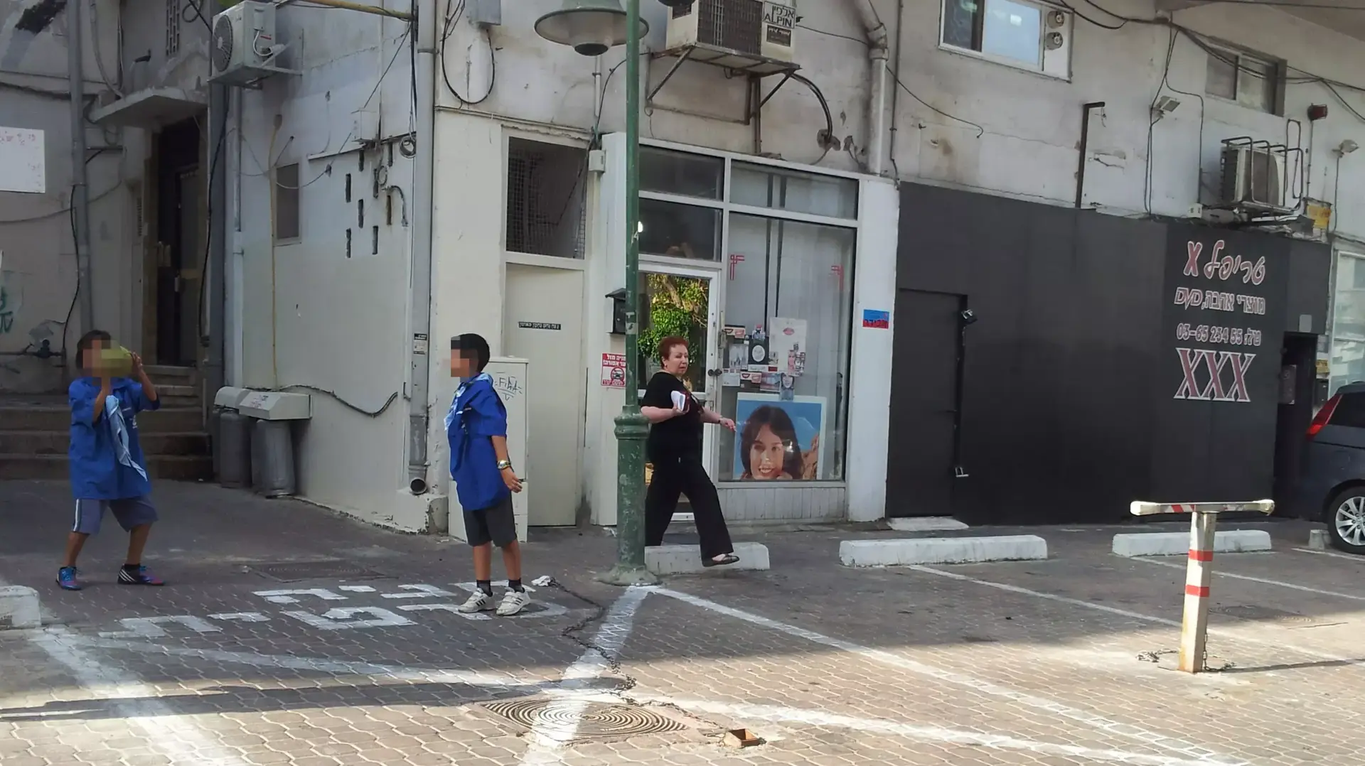 סניף תנועת נוער ליד חנות סקס סניף תנועת נוער ליד חנות סקס