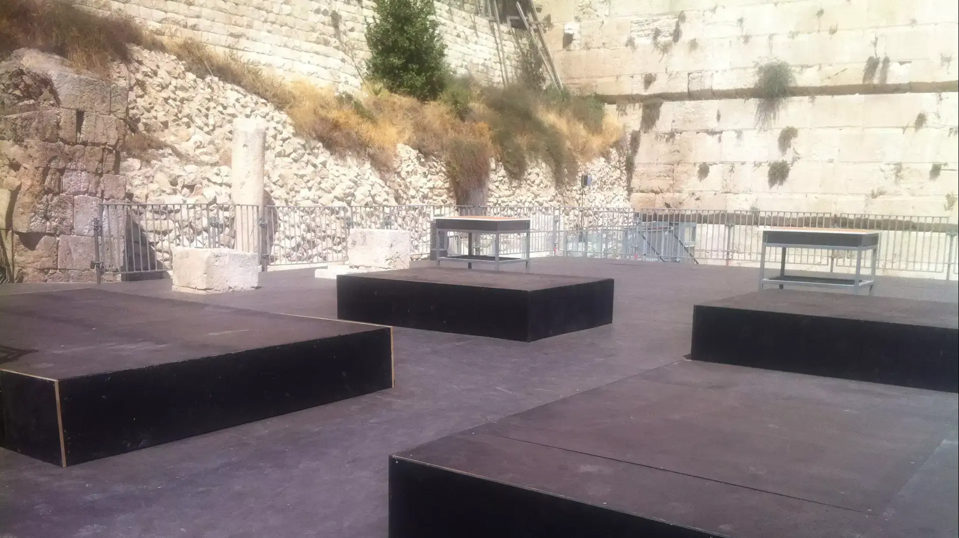 עבירות בנייה בקשת רובינסון, במות למתפללים עבירות בנייה בקשת רובינסון, במות למתפללים