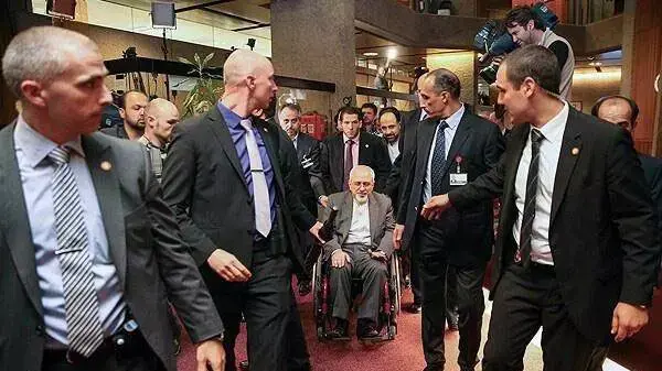 שר החוץ האיראני ג'וואד זריף ביציאה משיחות הגרעין בז'נבה אוקטובר 2013 שר החוץ האיראני ג'וואד זריף ביציאה משיחות הגרעין בז'נבה אוקטובר 2013