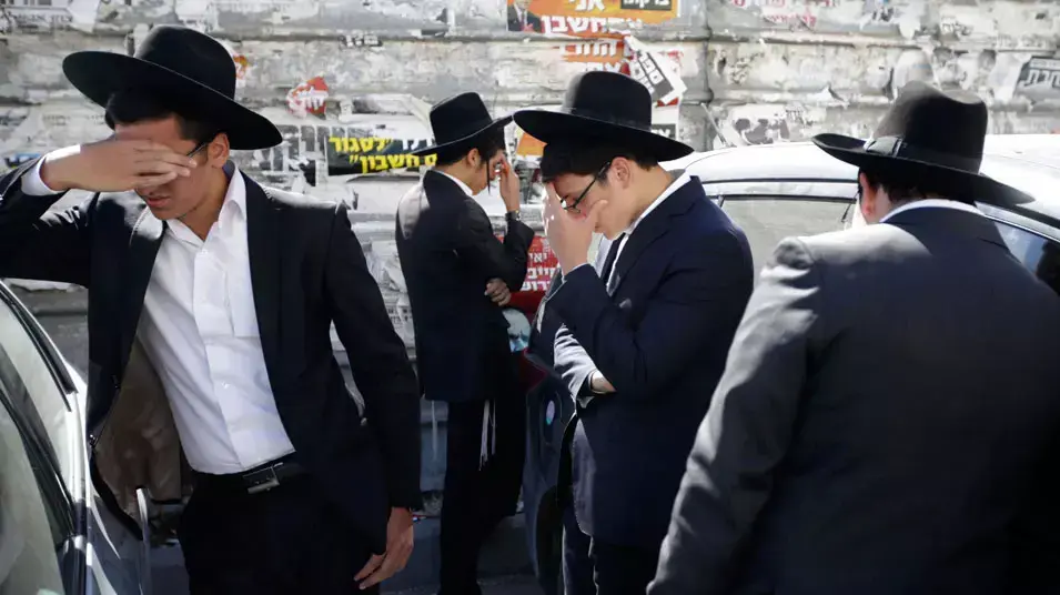 צעירים חרדים מבכים את מותו של הרב עובדיה יוסף צעירים חרדים מבכים את מותו של הרב עובדיה יוסף