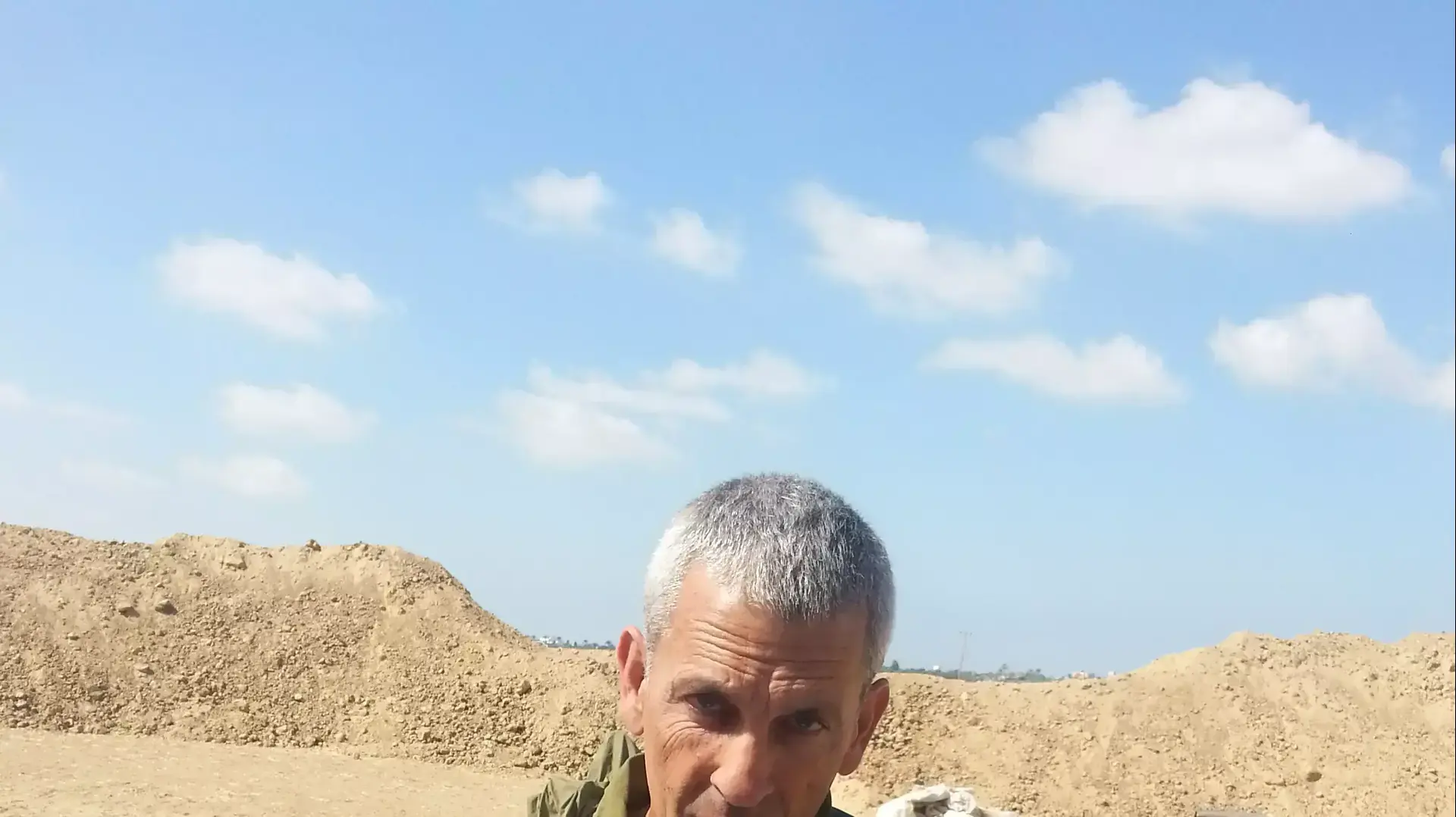 תא"ל מיקי אדלשטיין ברקע המנהרה התת-קרקעית שנחשפה בדרום תא"ל מיקי אדלשטיין ברקע המנהרה התת-קרקעית שנחשפה בדרום