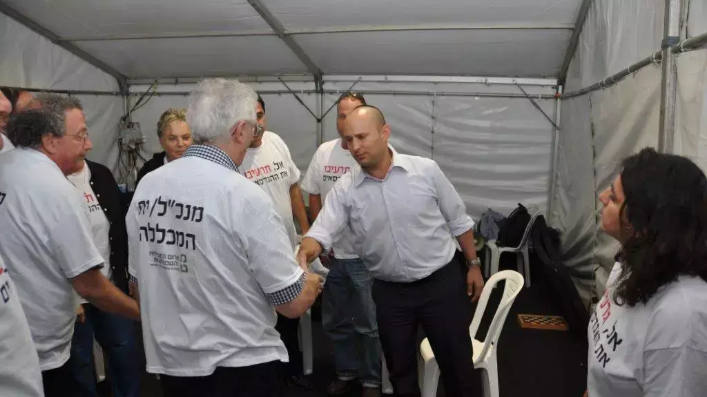 שר הכלכלה בנט מבקר במאהל המחאה של ועד ראשי המכללות הטכנולוגיות, אוקטובר 2013 שר הכלכלה בנט מבקר במאהל המחאה של ועד ראשי המכללות הטכנולוגיות, אוקטובר 2013