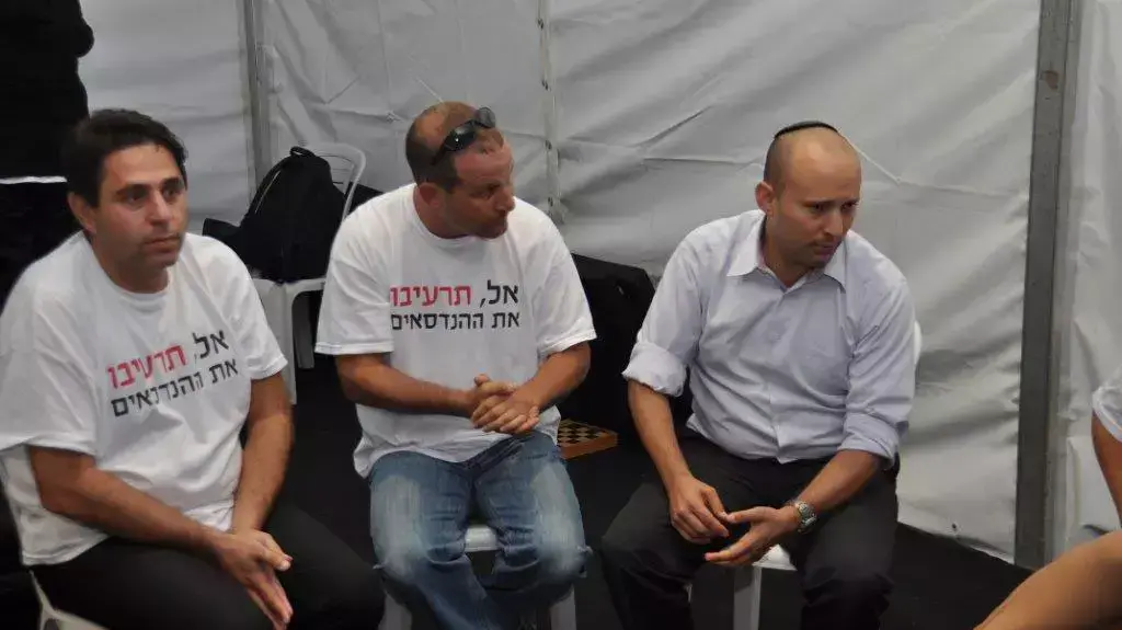 שר הכלכלה בנט מבקר במאהל המחאה של ועד ראשי המכללות הטכנולוגיות, אוקטובר 2013 שר הכלכלה בנט מבקר במאהל המחאה של ועד ראשי המכללות הטכנולוגיות, אוקטובר 2013