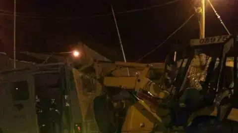חשד לניסיון פיגוע פלשתיני ניסה לפרוץ עם טרקטור לבסיס ליד רמאללה ופצע חייל, אוקטובר 2013 חשד לניסיון פיגוע פלשתיני ניסה לפרוץ עם טרקטור לבסיס ליד רמאללה ופצע חייל, אוקטובר 2013