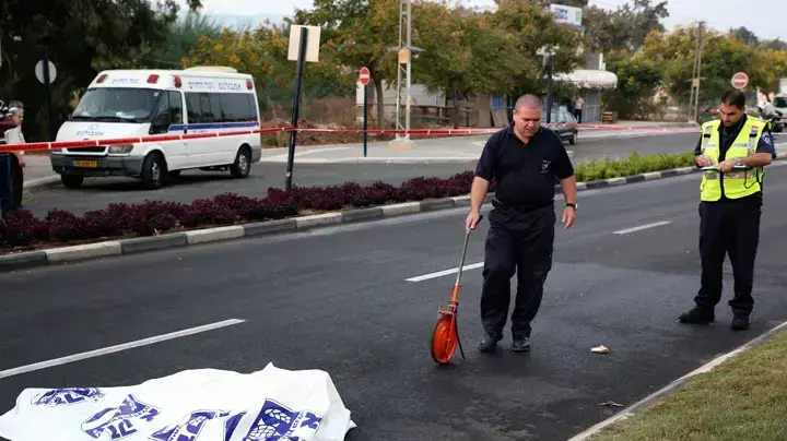 הולך רגל כבן 60 נהרג בתאונת "פגע וברח" בקריית אתא. 18 באוקטובר 2013 הולך רגל כבן 60 נהרג בתאונת "פגע וברח" בקריית אתא. 18 באוקטובר 2013