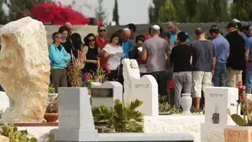גליו המצבה של עדן ויהב גור, שהושלכו מגג בניין בידי אביהם גליו המצבה של עדן ויהב גור, שהושלכו מגג בניין בידי אביהם