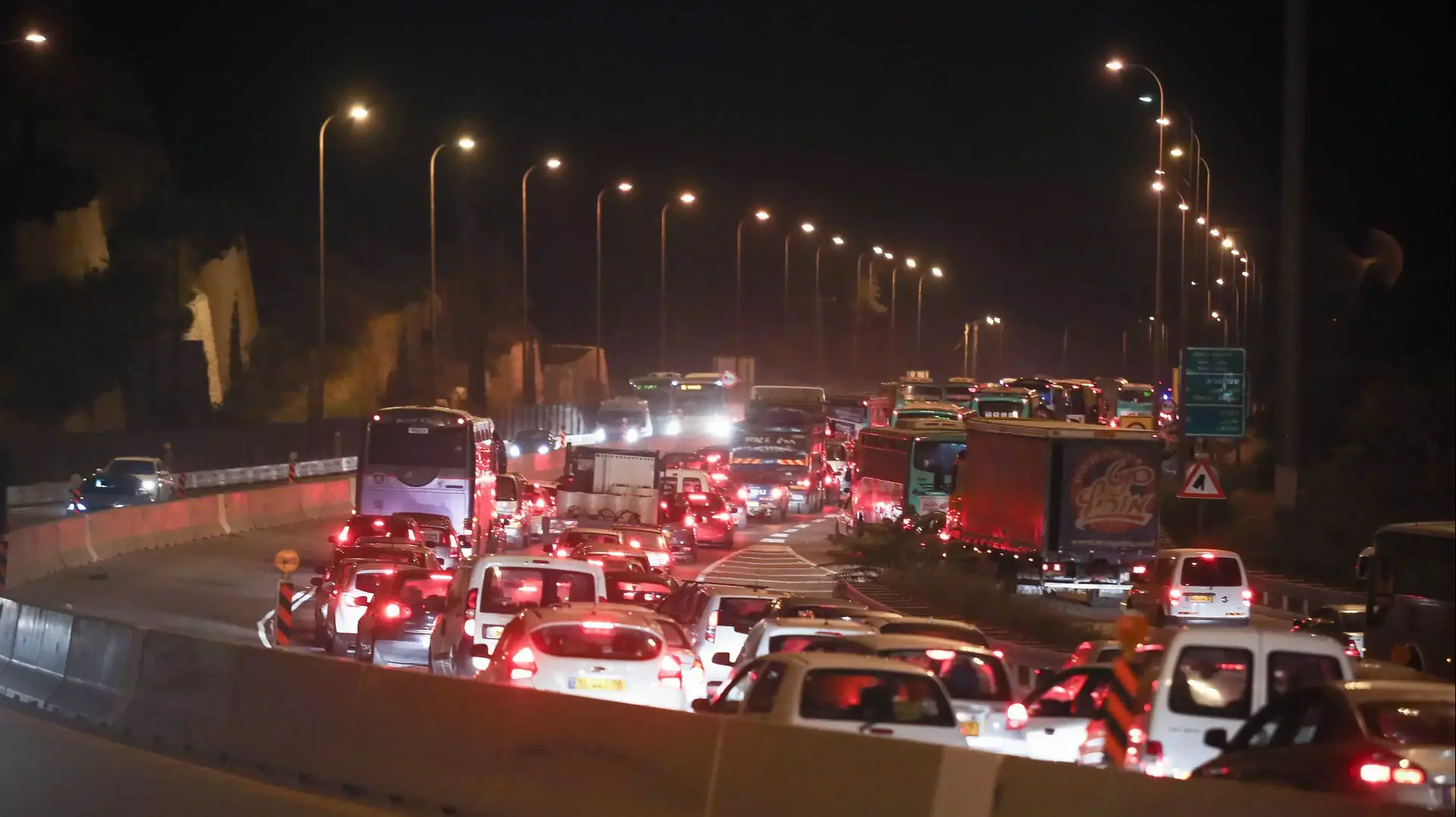 עומס תנועה כבד בכביש ירושלים תל אביב בעקבות תאונת דרכים, 19 באוקטובר 2013 עומס תנועה כבד בכביש ירושלים תל אביב בעקבות תאונת דרכים, 19 באוקטובר 2013