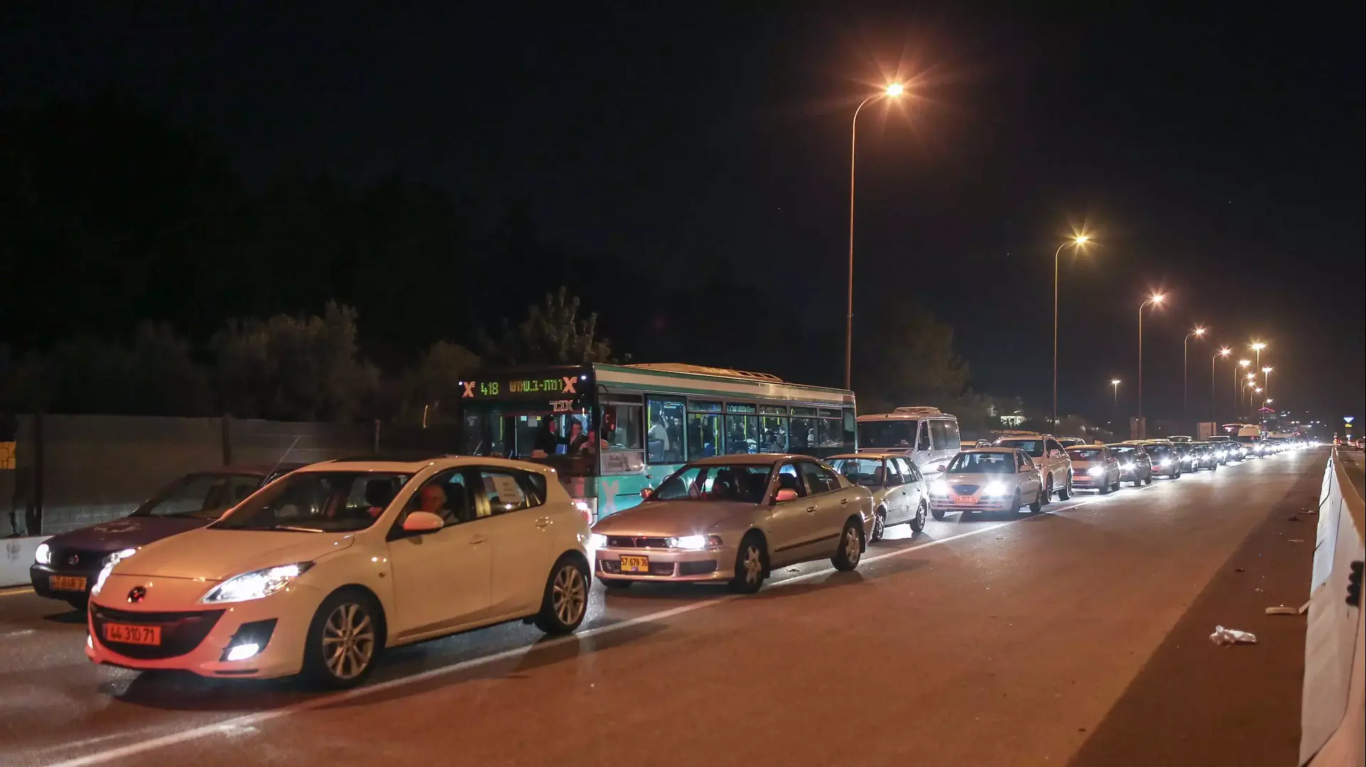 עומס תנועה כבד בכביש ירושלים תל אביב בעקבות תאונת דרכים, 19 באוקטובר 2013 עומס תנועה כבד בכביש ירושלים תל אביב בעקבות תאונת דרכים, 19 באוקטובר 2013