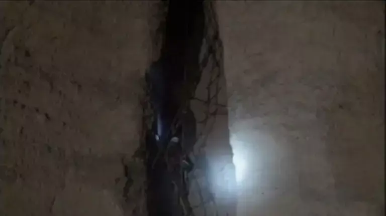 גבר סיני הלך בשנתו ולנכד בנקיק בעומק 30 מטרים. אוקטובר 2013 גבר סיני הלך בשנתו ולנכד בנקיק בעומק 30 מטרים. אוקטובר 2013