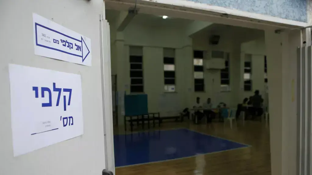 מצביעים בבחירות המקומיות בתל אביב מצביעים בבחירות המקומיות בתל אביב