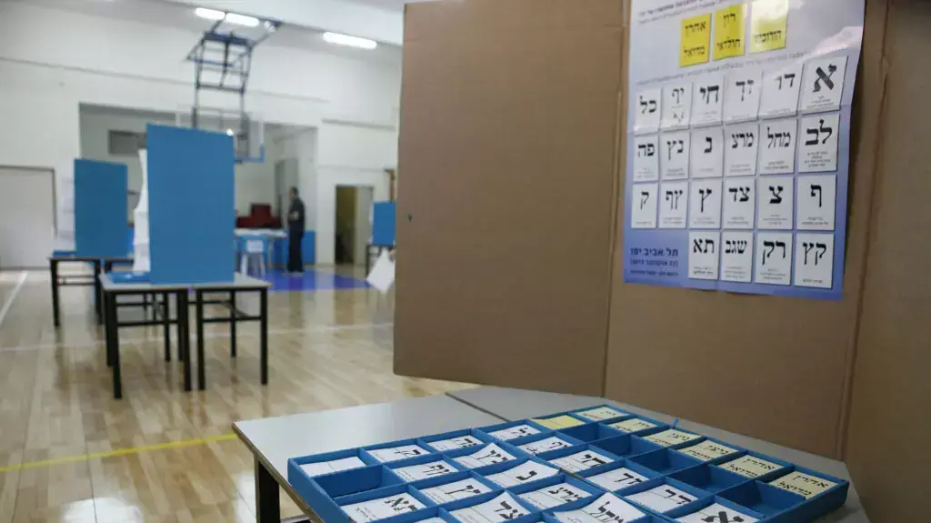 מצביעים בבחירות המקומיות בתל אביב מצביעים בבחירות המקומיות בתל אביב