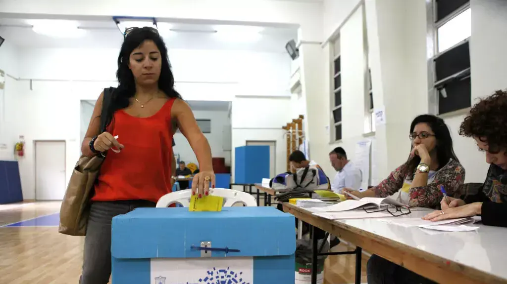 מצביעים בבחירות המקומיות בתל אביב מצביעים בבחירות המקומיות בתל אביב