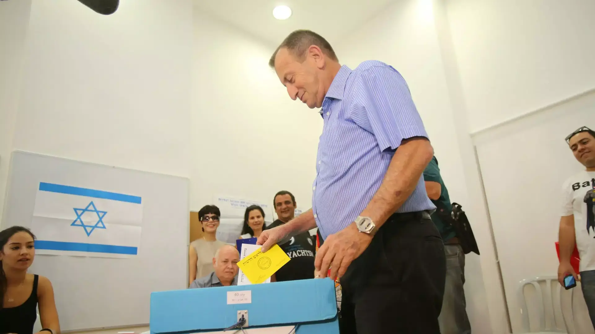 רון חולדאי מצביע בבחירות לראשות העיר תל אביב בבית הספר ע"ש נעמי שמר רון חולדאי מצביע בבחירות לראשות העיר תל אביב בבית הספר ע"ש נעמי שמר