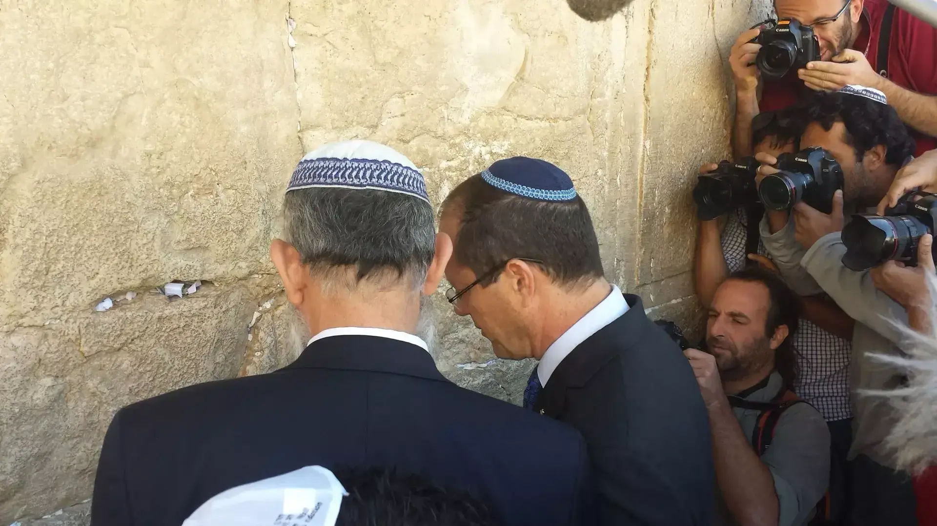 ניר ברקת ראש העיר ירושלים מתפלל בכותל המערבי ניר ברקת ראש העיר ירושלים מתפלל בכותל המערבי