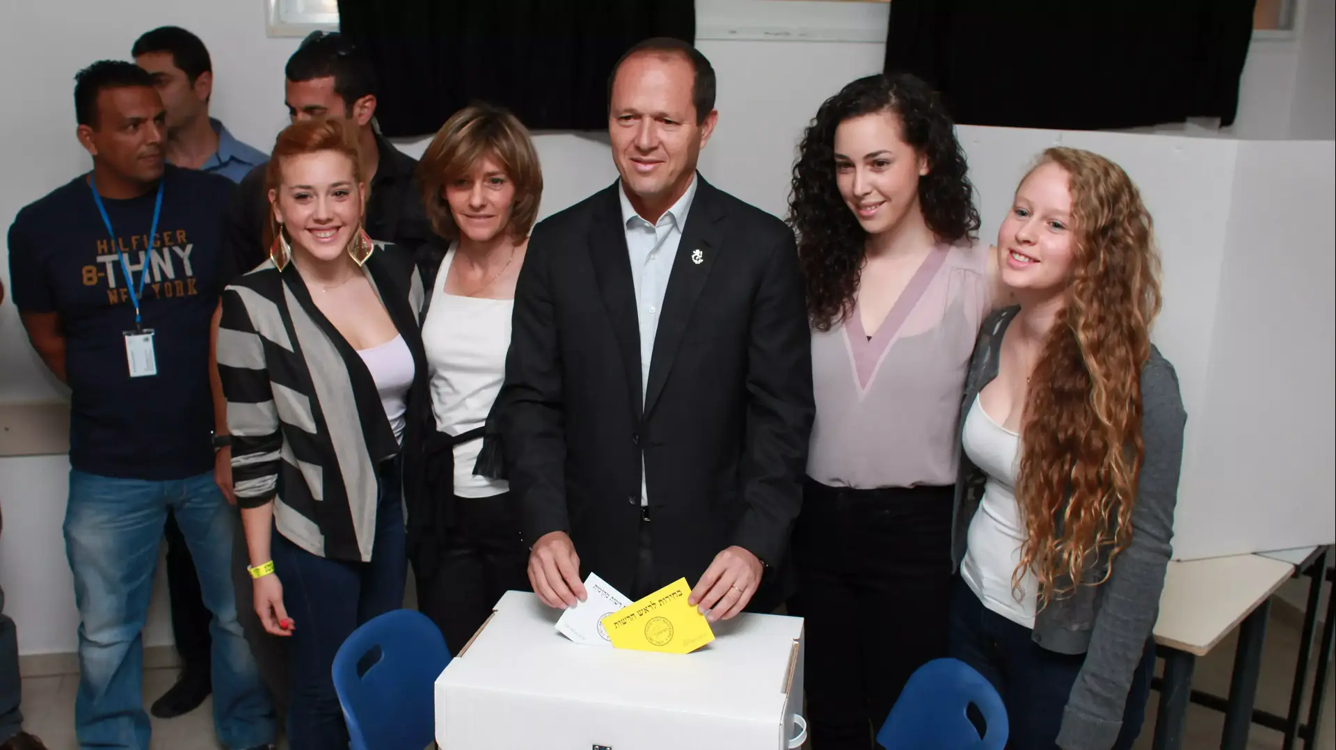 ניר ברקת מצביע בבית הכרם בירושלים ניר ברקת מצביע בבית הכרם בירושלים