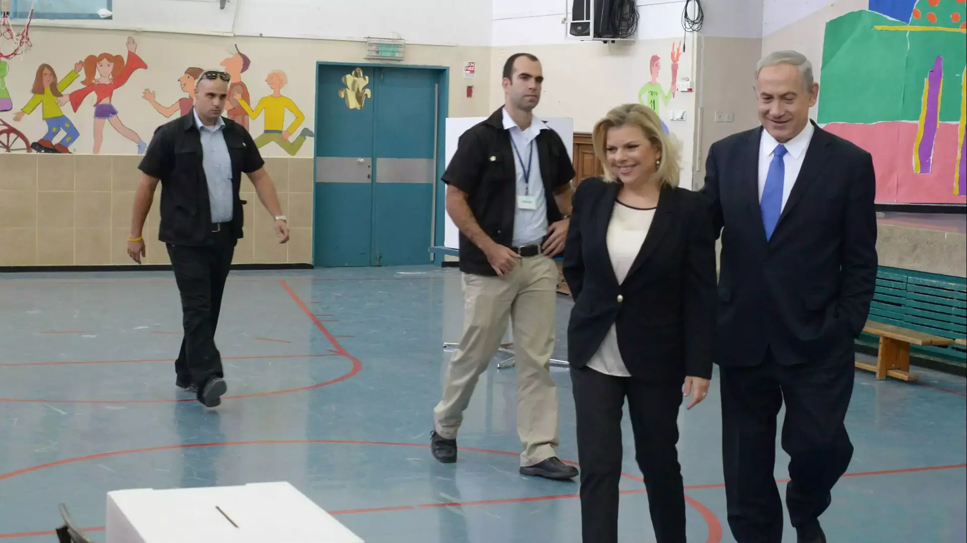 ראש הממשלה בנימין נתניהו ורעייתו שרה מצביעים בבחירות לרשויות המקומיות בירושלים ראש הממשלה בנימין נתניהו ורעייתו שרה מצביעים בבחירות לרשויות המקומיות בירושלים