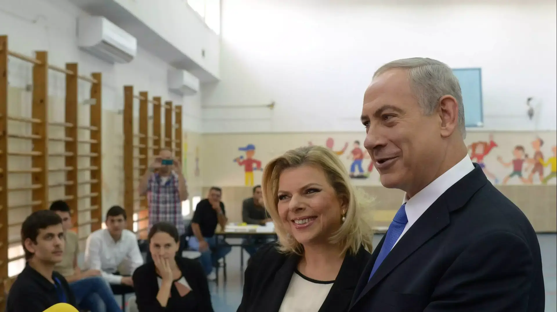 ראש הממשלה בנימין נתניהו ורעייתו שרה מצביעים בבחירות לרשויות המקומיות בירושלים ראש הממשלה בנימין נתניהו ורעייתו שרה מצביעים בבחירות לרשויות המקומיות בירושלים