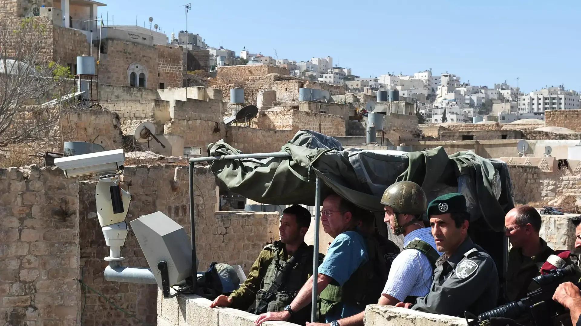 שר הביטחון, משה (בוגי) יעלון, לפני שעה קלה בסיור באזור חברון שר הביטחון, משה (בוגי) יעלון, לפני שעה קלה בסיור באזור חברון