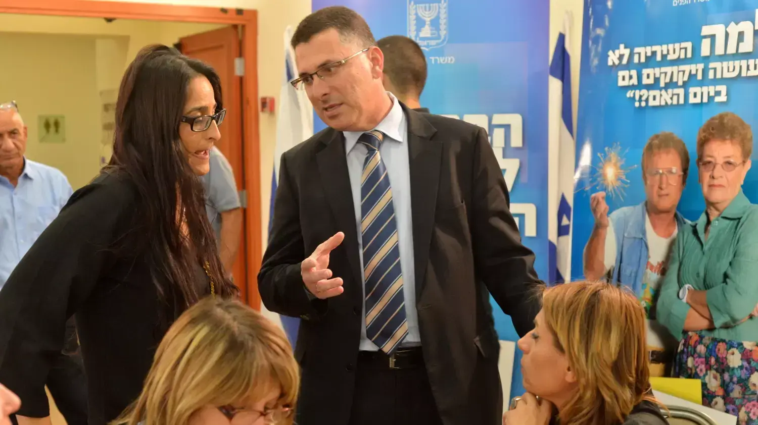 בחירות מקומיות- שר הפנים גדעון סער בחדר מצב של משרד הפנים בכפר המכבייה עם סגירת הקלפיות, אוקטובר 2013 בחירות מקומיות- שר הפנים גדעון סער בחדר מצב של משרד הפנים בכפר המכבייה עם סגירת הקלפיות, אוקטובר 2013