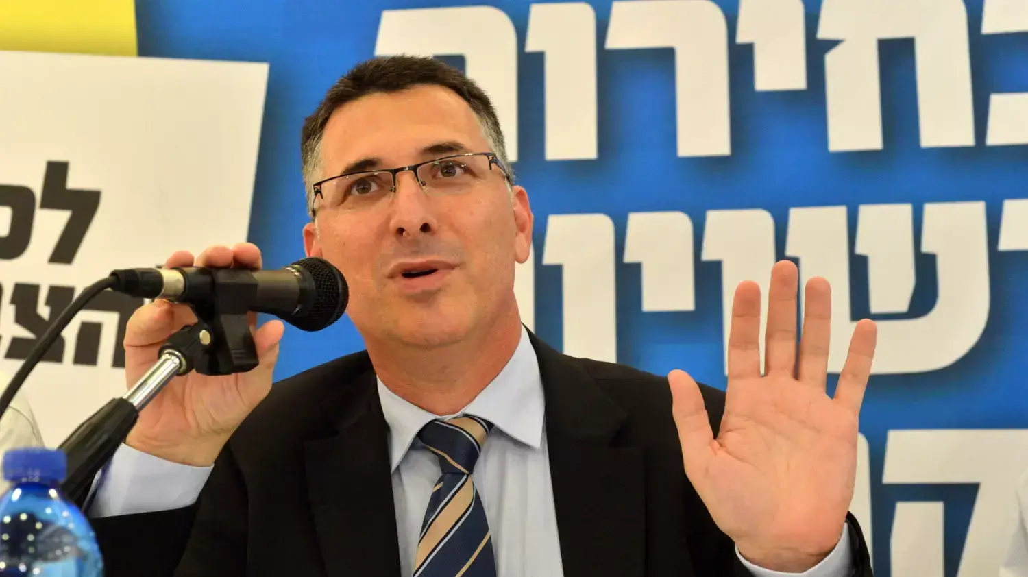 שר הפנים גדעון סער מחדר המצב של משרד הפנים, בכפר המכביה שר הפנים גדעון סער מחדר המצב של משרד הפנים, בכפר המכביה