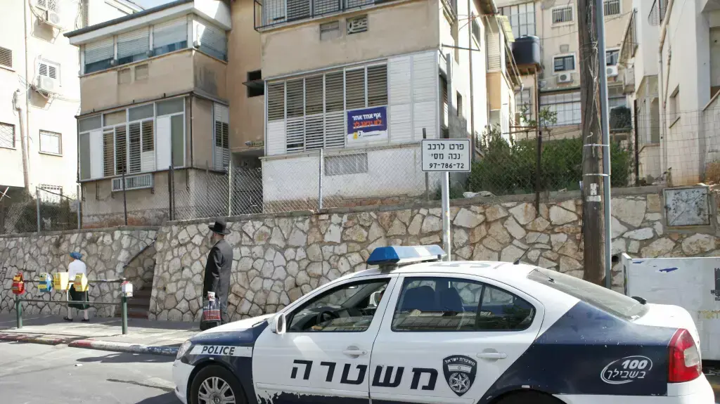 ביתו של הרב שטיינמן שנפרץ היום בבני ברק, אוקטובר 2013 ביתו של הרב שטיינמן שנפרץ היום בבני ברק, אוקטובר 2013