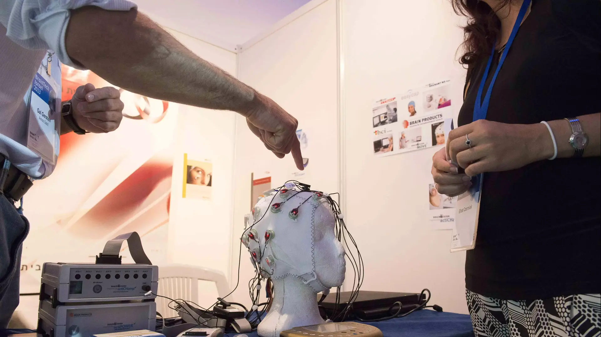 ציוד EEG מתקדם בכנס בריינטק ציוד EEG מתקדם בכנס בריינטק