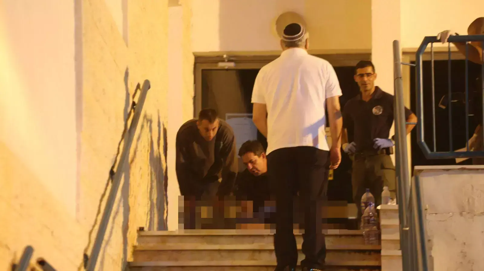 צעיר נדקר למוות במתנ"ס בחולון צעיר נדקר למוות במתנ"ס בחולון
