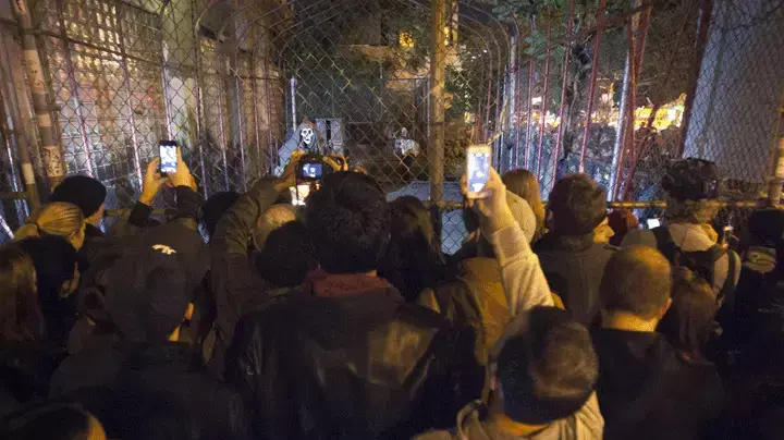 מיצג חדש של אמן הרחוב הבריטי בנקסי בניו יורק, 25 באוקטובר 2013 מיצג חדש של אמן הרחוב הבריטי בנקסי בניו יורק, 25 באוקטובר 2013