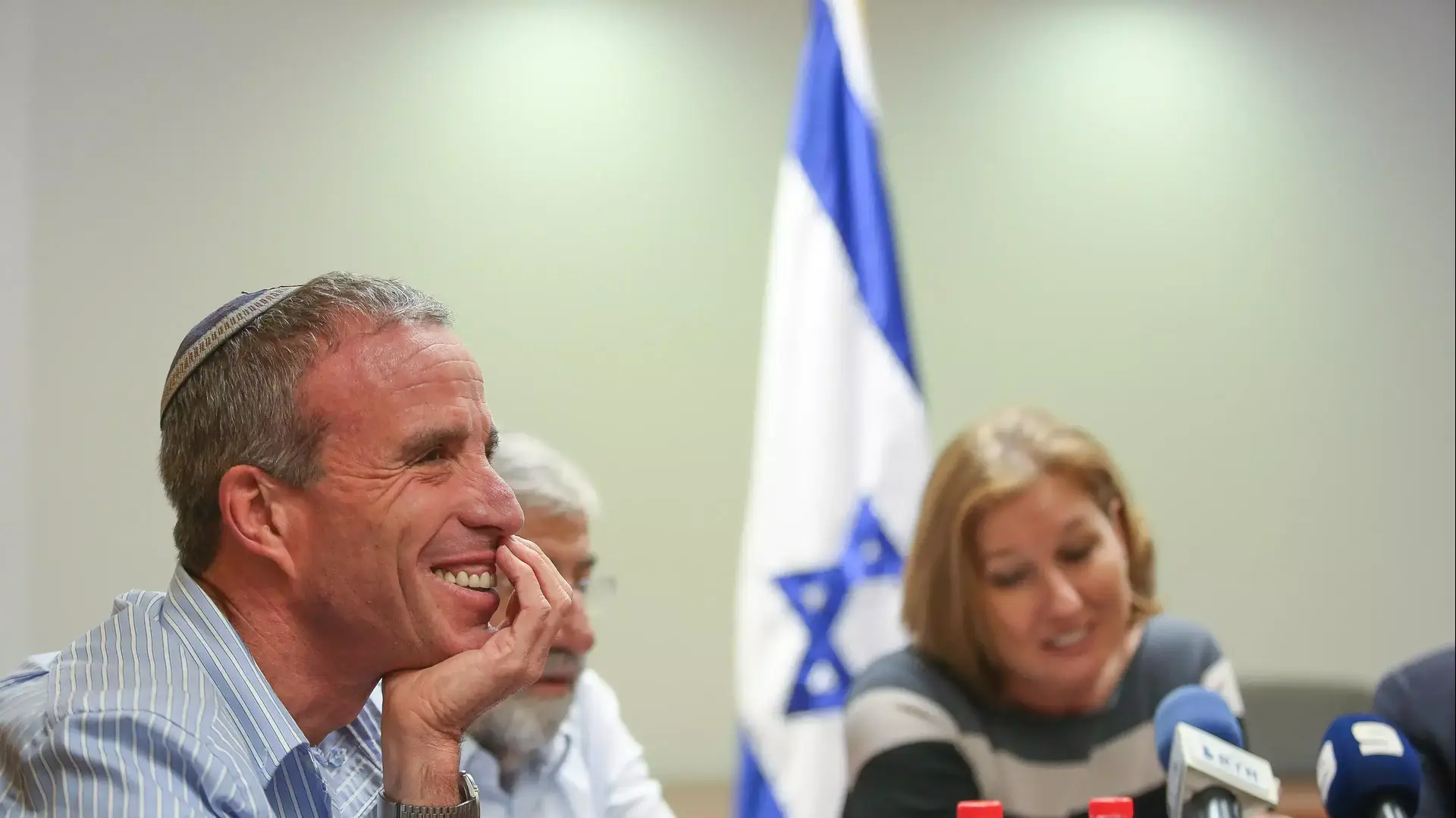 ח"כ אלעזר שטרן בישיבת סיעה של התנועה, אוקטובר 2013 ח"כ אלעזר שטרן בישיבת סיעה של התנועה, אוקטובר 2013