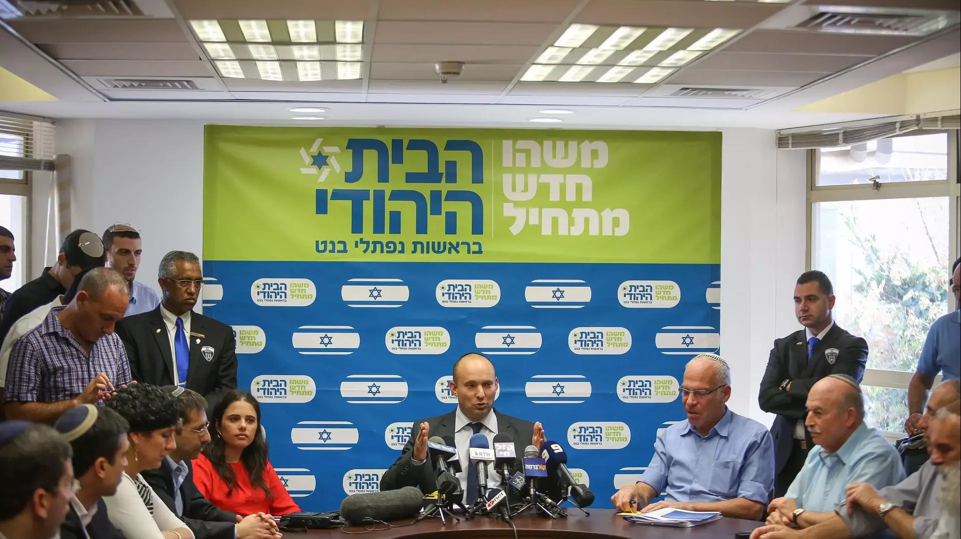 השר בנט בישיבת סיעה של הבית היהודי, אוקטובר 2013 השר בנט בישיבת סיעה של הבית היהודי, אוקטובר 2013