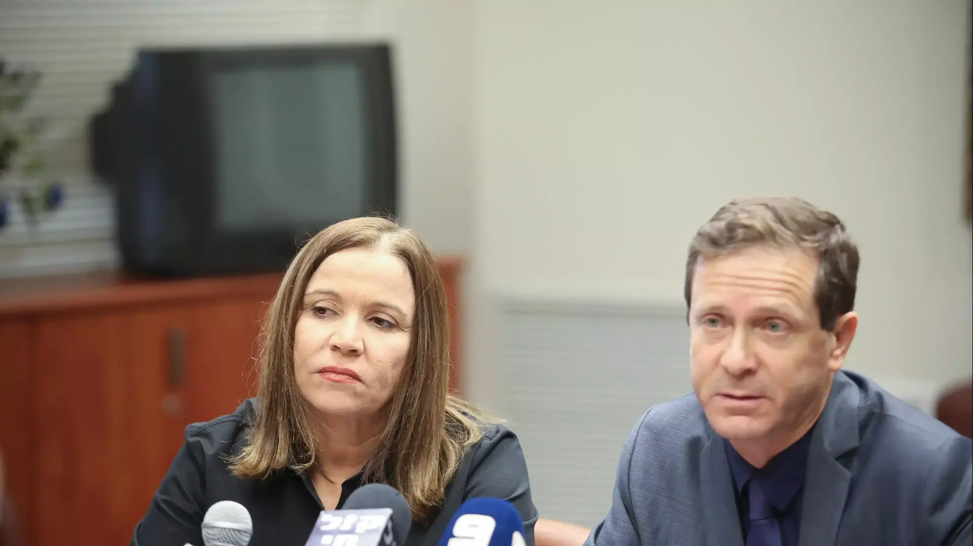 יחימוביץ והרצוג בישיבת סיעת העבודה, אוקטובר 2013 יחימוביץ והרצוג בישיבת סיעת העבודה, אוקטובר 2013