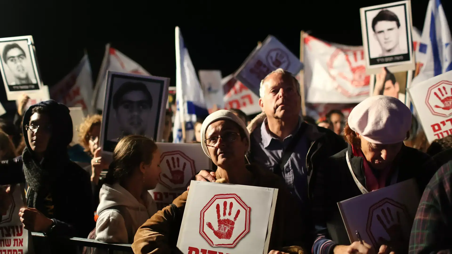 הפגנה של המשפחות השכולות כנגד שחרור האסירים מול כלא עופר, אוקטובר 2013 הפגנה של המשפחות השכולות כנגד שחרור האסירים מול כלא עופר, אוקטובר 2013