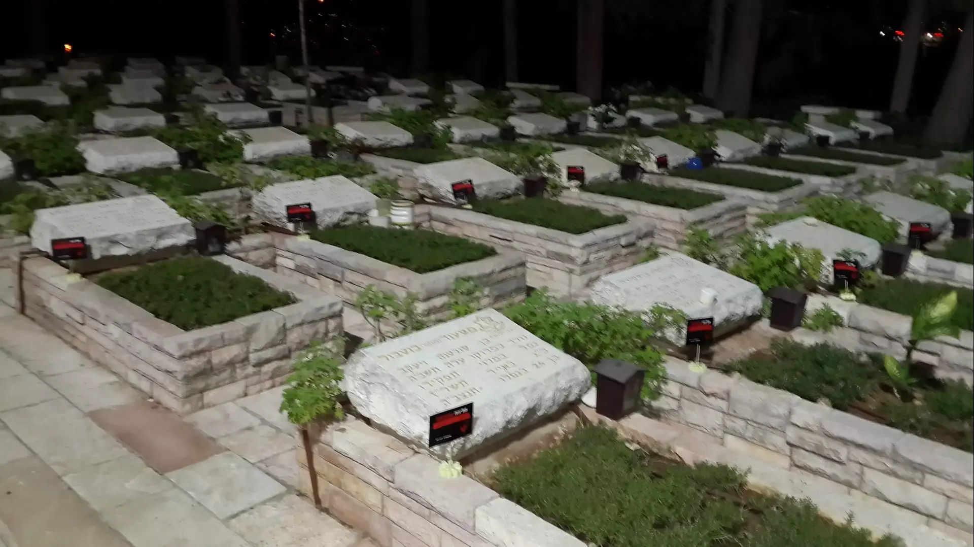 אלמונים הניחו שלטים על קברי חיילים בהר הרצל, אוקטובר 2013 אלמונים הניחו שלטים על קברי חיילים בהר הרצל, אוקטובר 2013