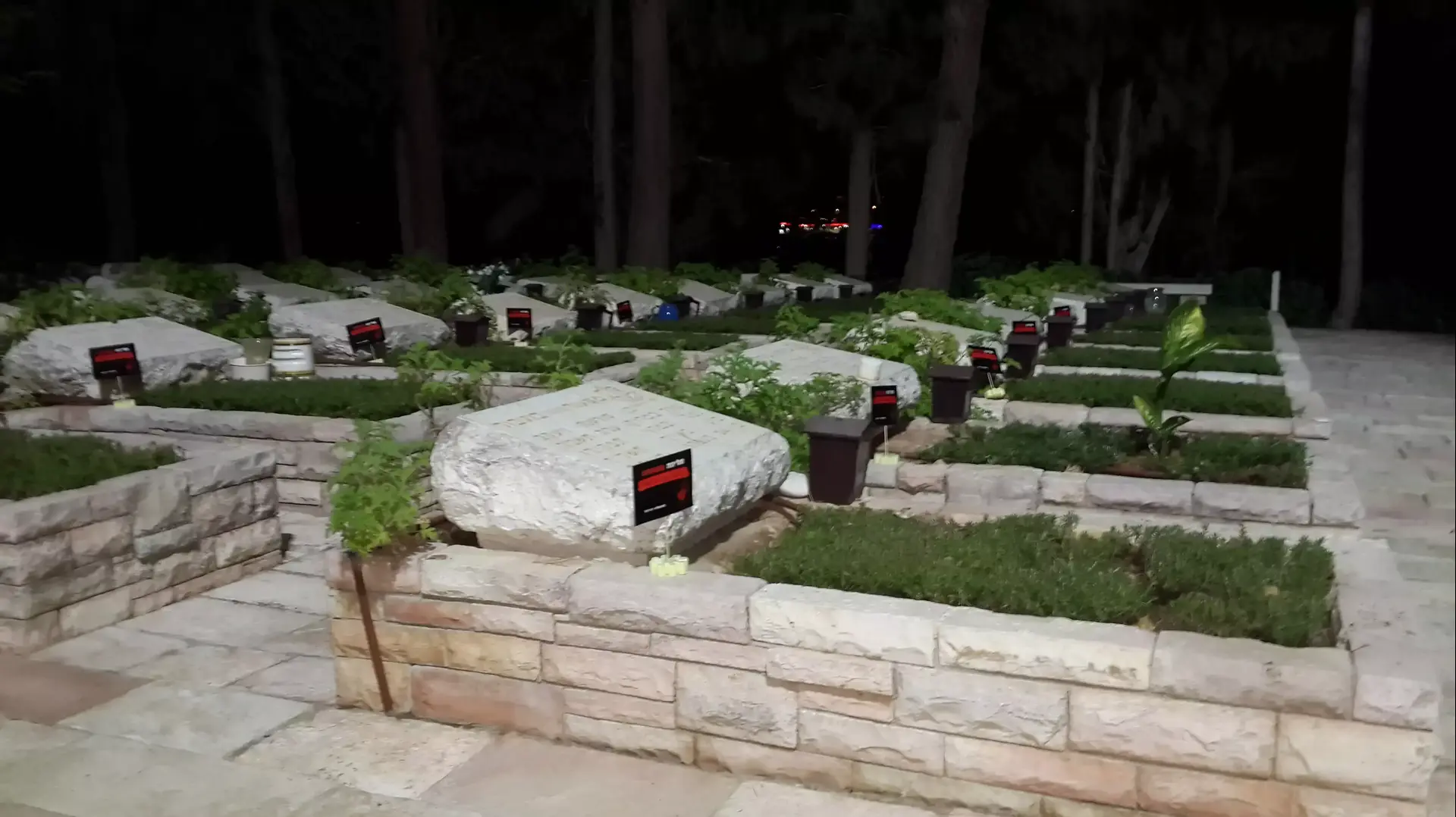 אלמונים הניחו שלטים על קברי חיילים בהר הרצל, אוקטובר 2013