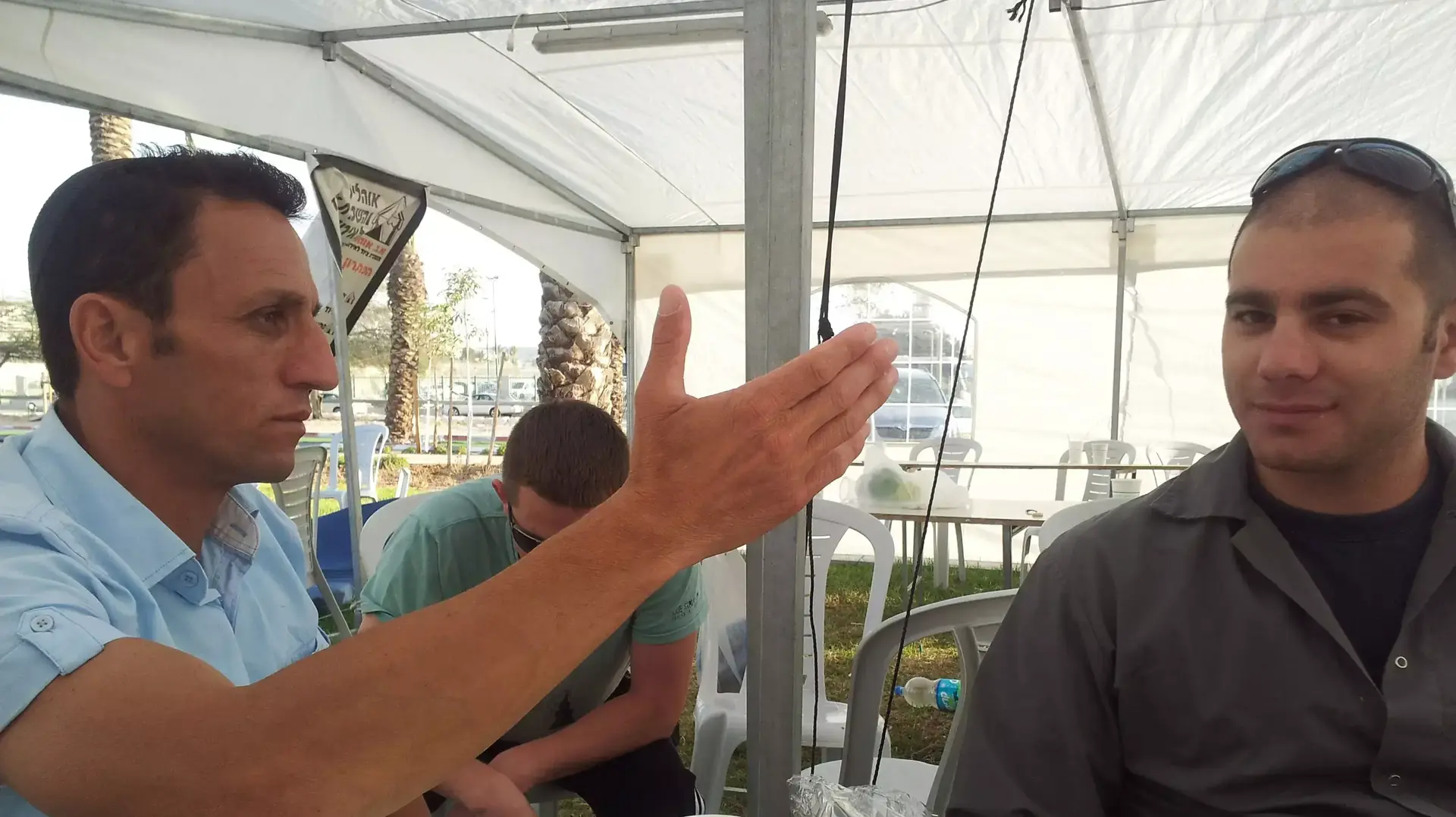 אברהם זהר (משמאל) יו"ר מועצת העובדים של חברת "טבעטק" אברהם זהר (משמאל) יו"ר מועצת העובדים של חברת "טבעטק"