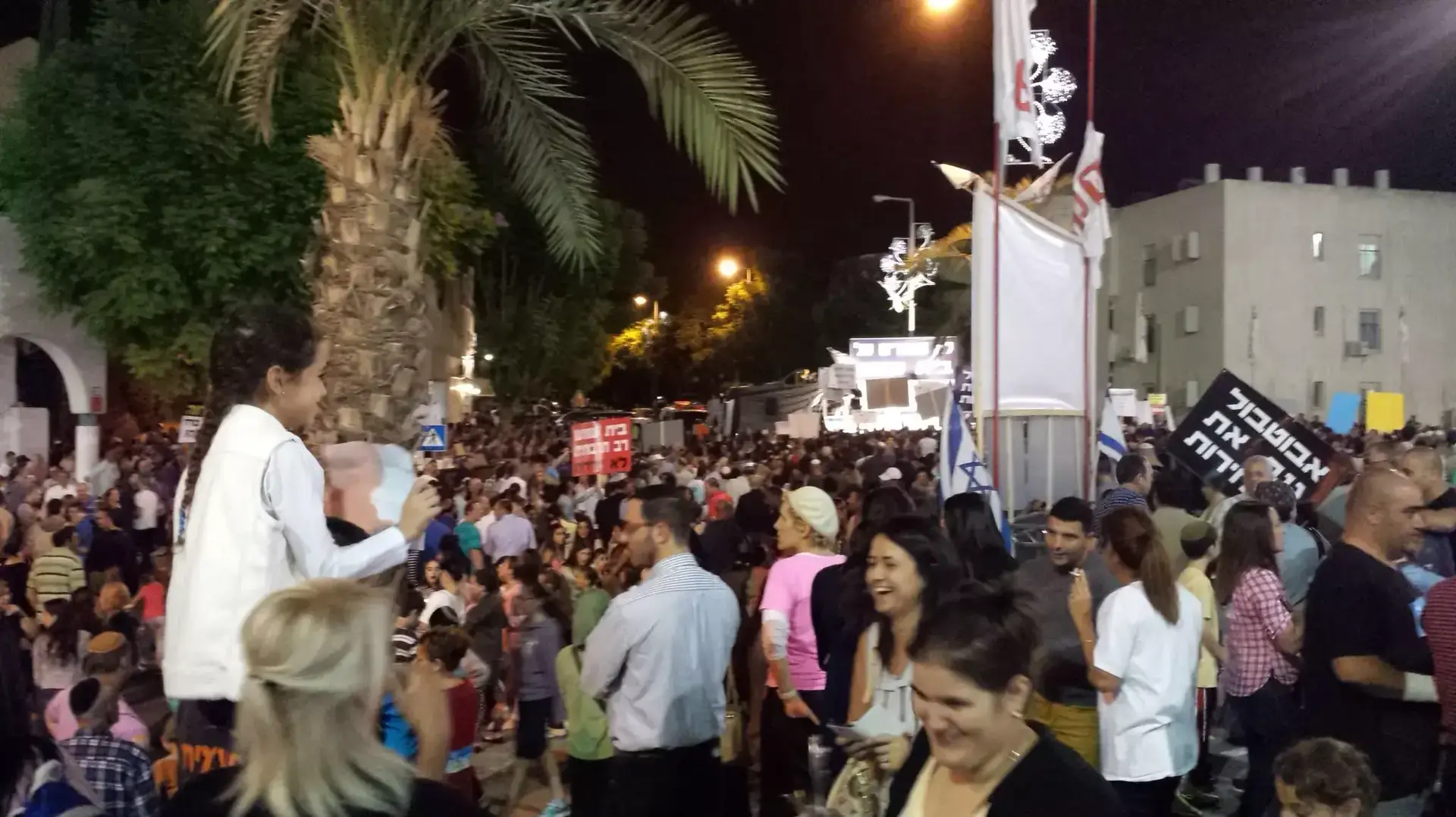הפגנה בבית שמש בעקבות החשד לזיוף בבחירות המקומיות הפגנה בבית שמש בעקבות החשד לזיוף בבחירות המקומיות
