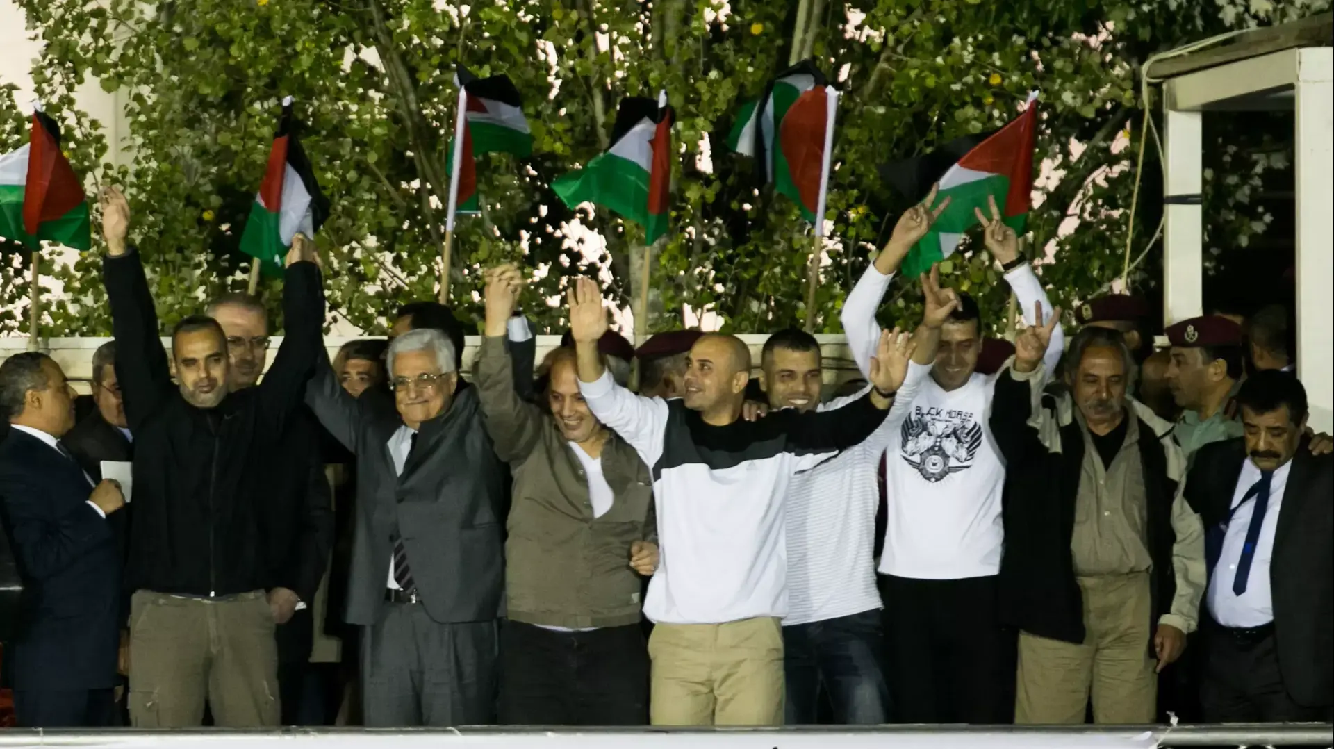 חגיגות ברמאללה לרגל שחרורם של 26 אסירים ביטחוניים שהיו כלואים בישראל. 30 באוקטובר 2013 חגיגות ברמאללה לרגל שחרורם של 26 אסירים ביטחוניים שהיו כלואים בישראל. 30 באוקטובר 2013