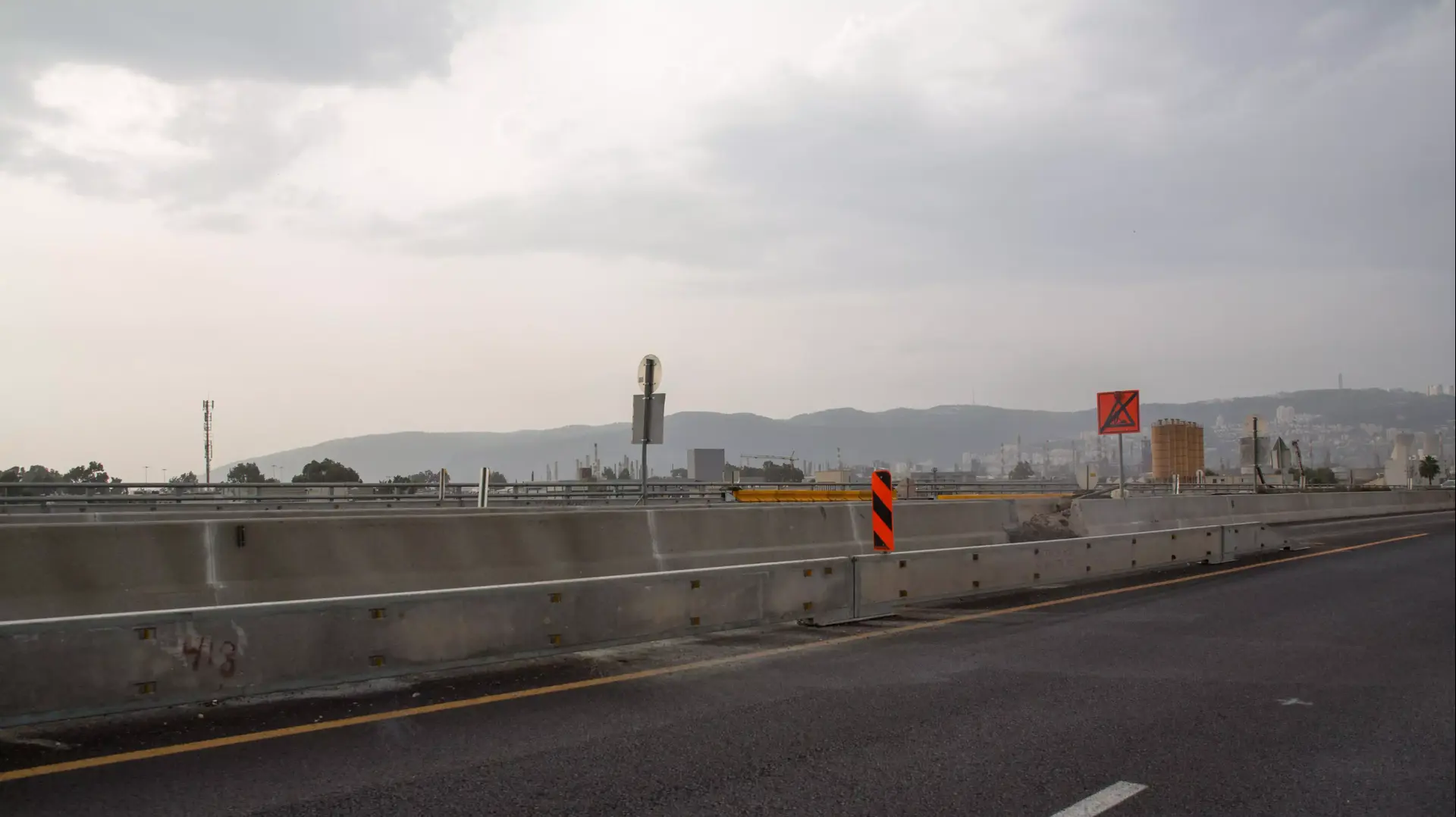גשר בכביש עוקף קריות שנפתח רק לפני שנה שקע, אוקטובר  2013