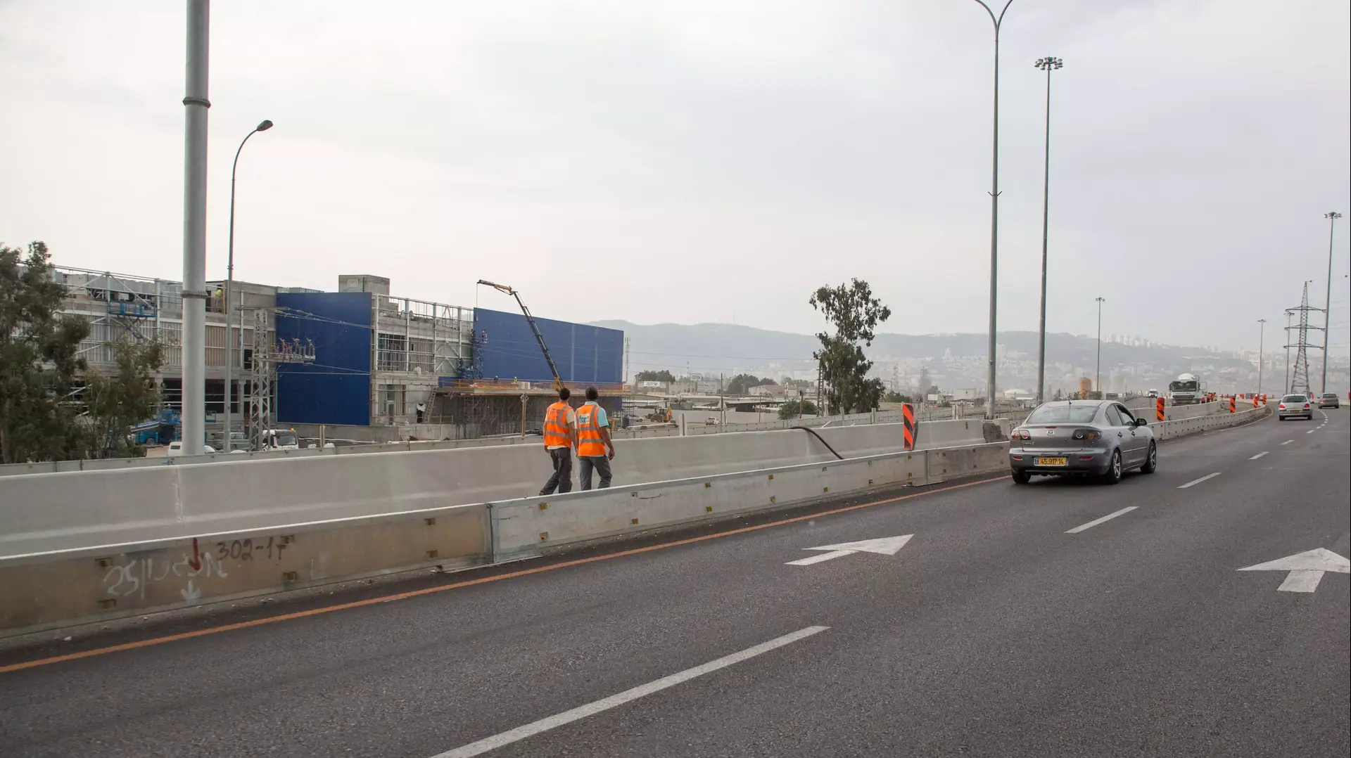 גשר בכביש עוקף קריות שנפתח רק לפני שנה שקע, אוקטובר 2013 גשר בכביש עוקף קריות שנפתח רק לפני שנה שקע, אוקטובר 2013