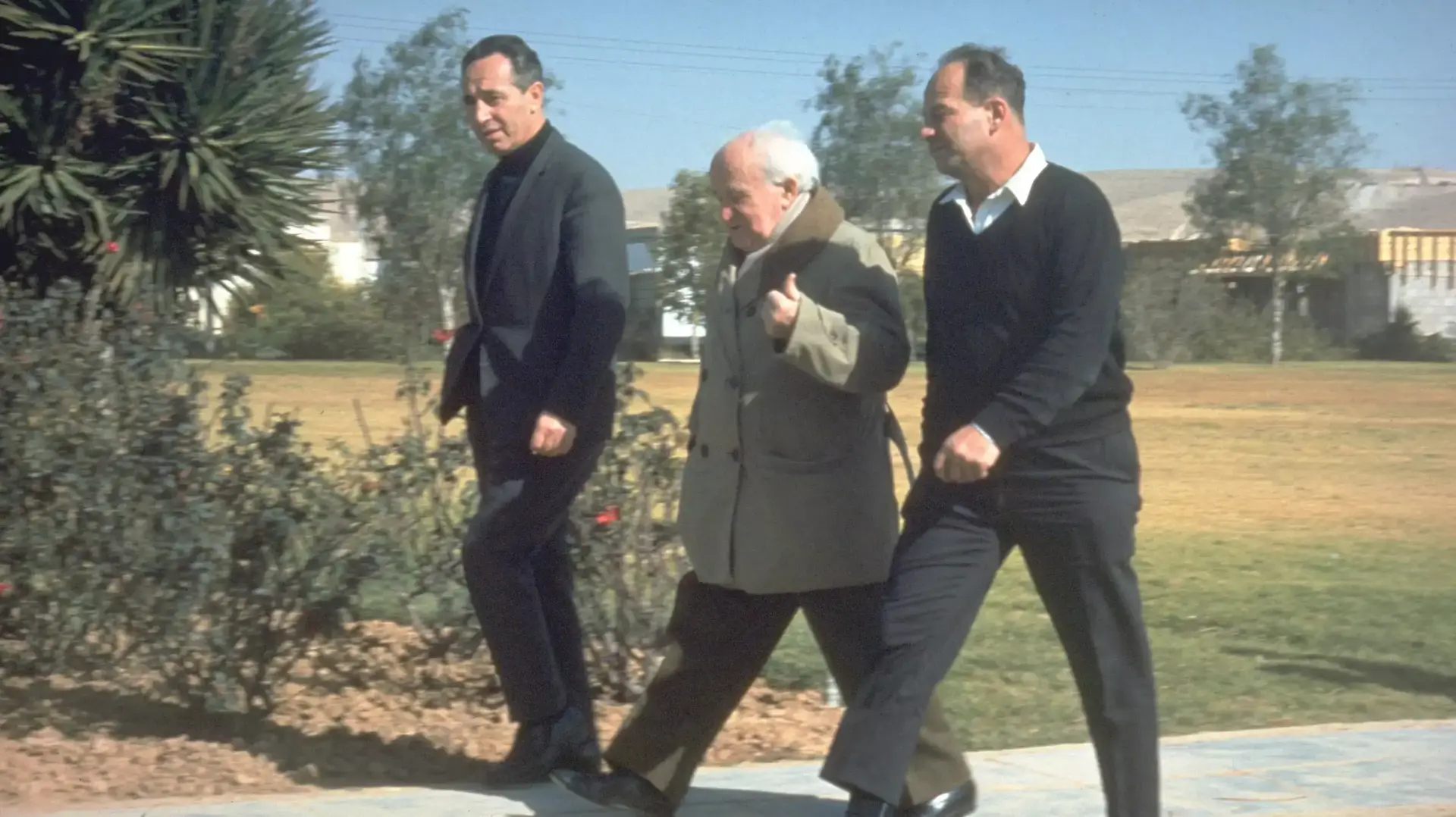 דוד בן גוריון בהליכתו היומית בקיבוץ שדה בוקר, שמעון פרס משמאלו 1969 דוד בן גוריון בהליכתו היומית בקיבוץ שדה בוקר, שמעון פרס משמאלו 1969