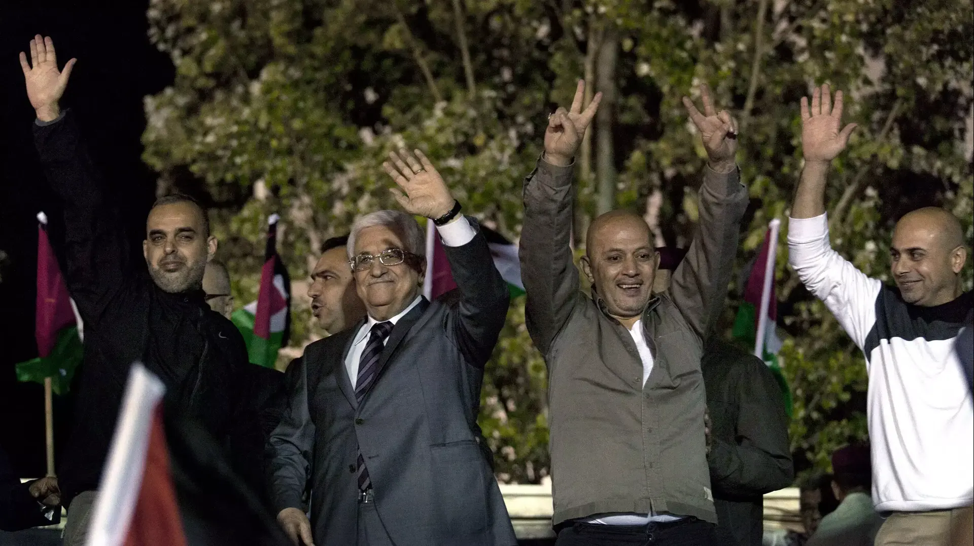 נשיא הרשות הפלסטינית מחמוד עבאס (אבו מאזן) חוגג עם אסירים ששוחררו מישראל, רמאללה, 30 אוקטובר 2013 נשיא הרשות הפלסטינית מחמוד עבאס (אבו מאזן) חוגג עם אסירים ששוחררו מישראל, רמאללה, 30 אוקטובר 2013