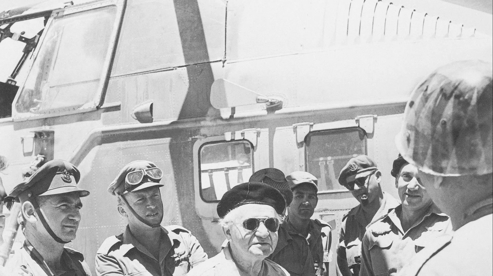 דוד בן גוריון עם חיילי צה"ל. יולי 1960. דוד בן גוריון עם חיילי צה"ל. יולי 1960.