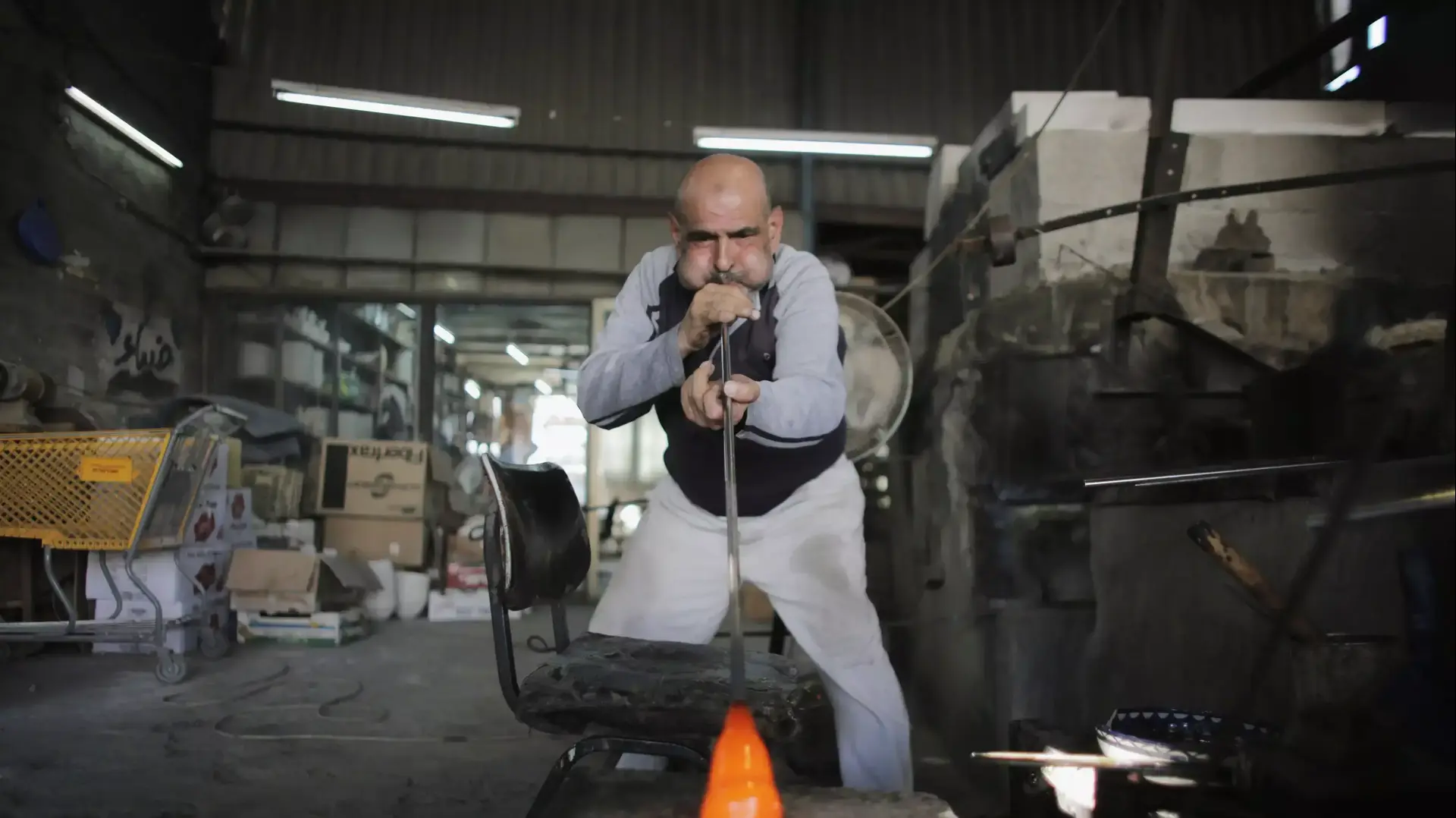 נפח זכוכית בסדנה בחברון נפח זכוכית בסדנה בחברון