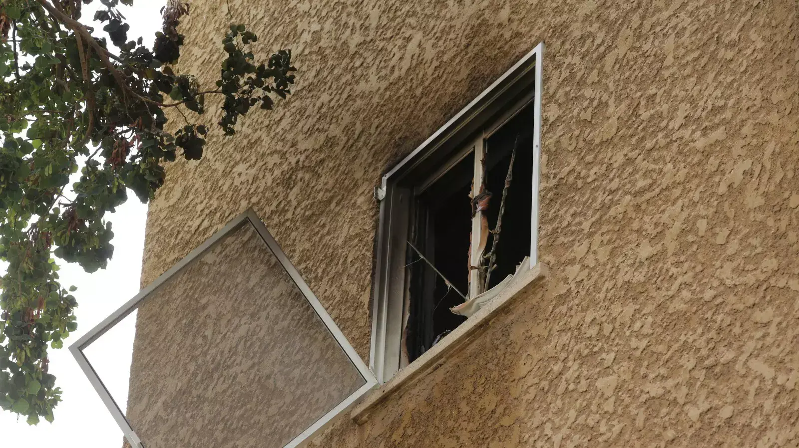 גופת גבר נמצאה בדירה בה פרצה שריפה בשכונת נאות אפקה בתל אביב גופת גבר נמצאה בדירה בה פרצה שריפה בשכונת נאות אפקה בתל אביב