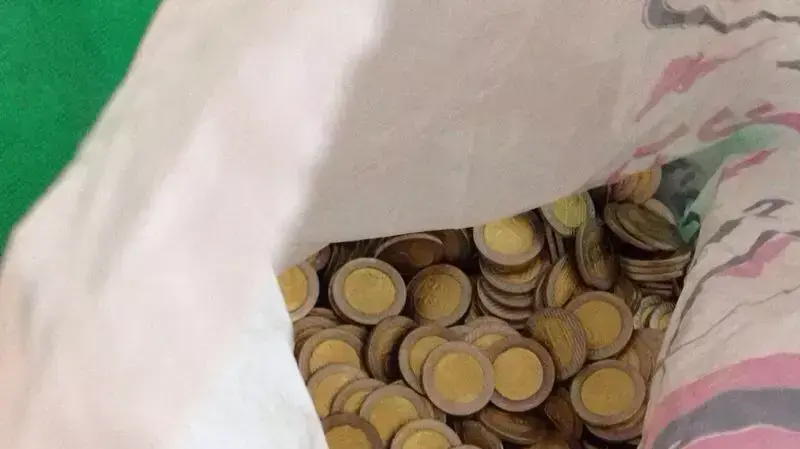 מטבעות מזויפים של עשרה שקלים שנתפסו במתחם של ארגון הפשיעה של משפחת ג'רושי ברמלה מטבעות מזויפים של עשרה שקלים שנתפסו במתחם של ארגון הפשיעה של משפחת ג'רושי ברמלה