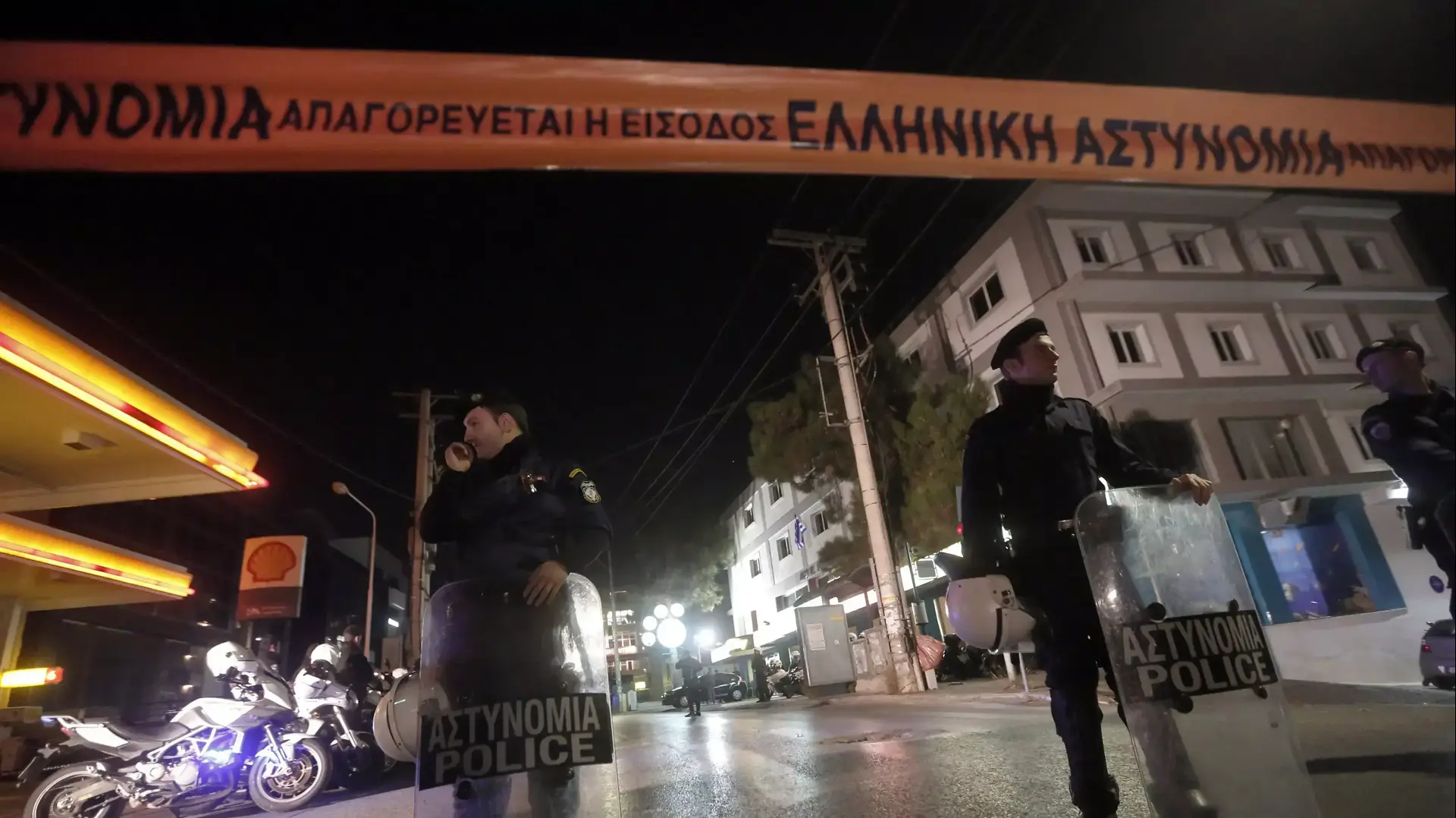 שוטרים מחוץ למשרדי מפלגת "השחר המוזהב" הניאו-נאצית באתונה, 1 בנובמבר 2013