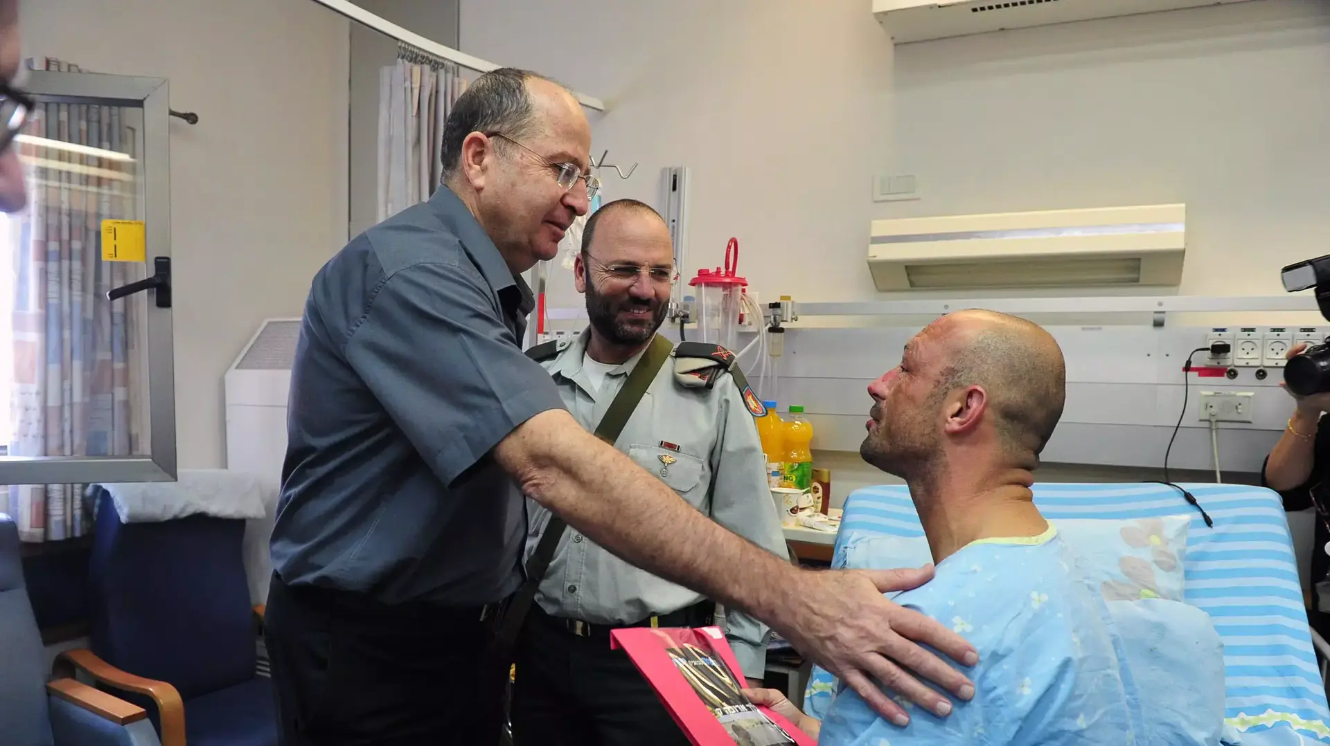 שר הביטחון, משה (בוגי) יעלון, מביקורו את הפצועים מהתקרית בעזה, בי"ח סורוקה, היום, נובמבר 2013 שר הביטחון, משה (בוגי) יעלון, מביקורו את הפצועים מהתקרית בעזה, בי"ח סורוקה, היום, נובמבר 2013