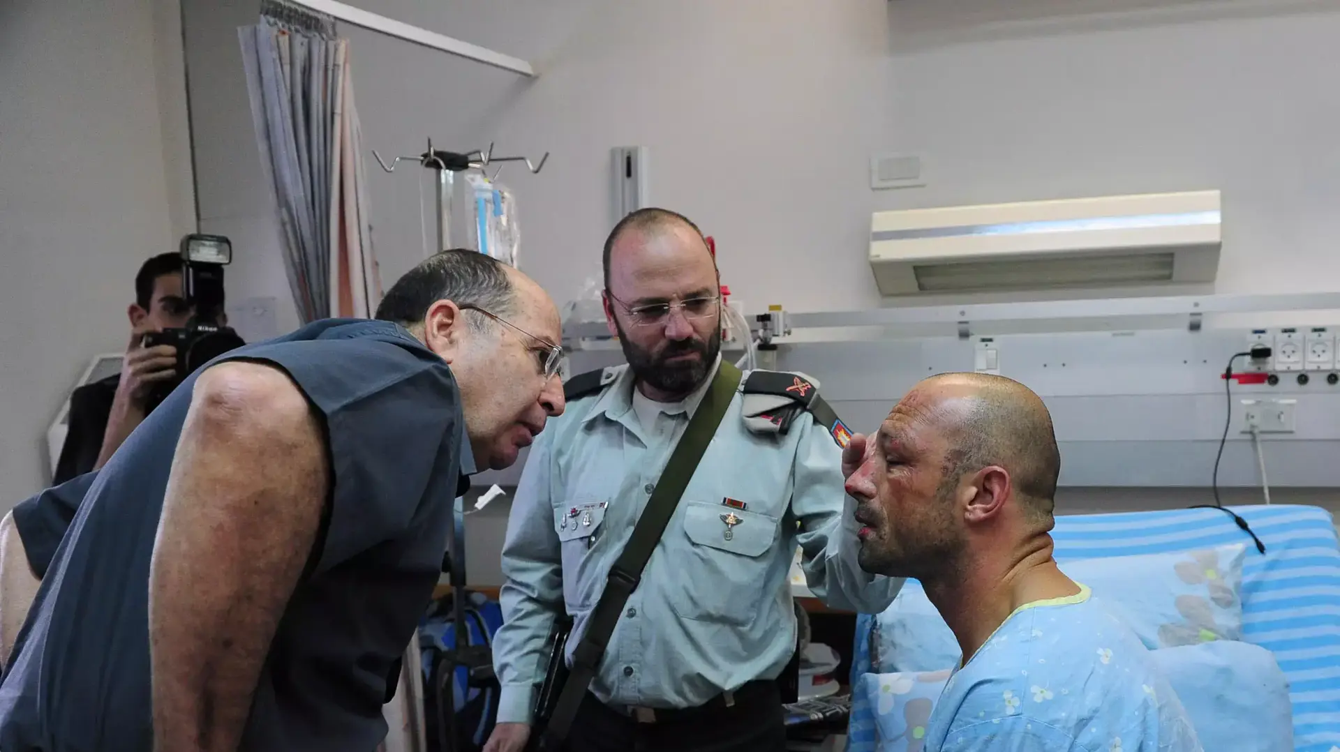 שר הביטחון, משה (בוגי) יעלון, מביקורו את הפצועים מהתקרית בעזה, בי"ח סורוקה, היום, נובמבר 2013 שר הביטחון, משה (בוגי) יעלון, מביקורו את הפצועים מהתקרית בעזה, בי"ח סורוקה, היום, נובמבר 2013