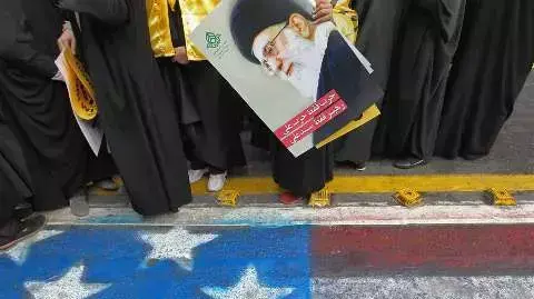 הפגנות לציון יום השנה להשתלטות על השגרירות האמריקנית בלב טהראן. איראן, 4 בנובמבר 2013